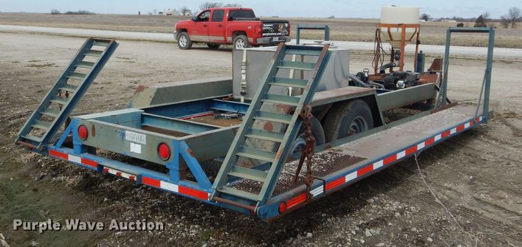 image for item DH6451 2002 Duo Lift 14000E sprayer trailer