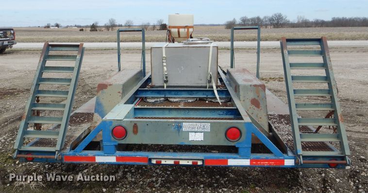 image for item DH6451 2002 Duo Lift 14000E sprayer trailer