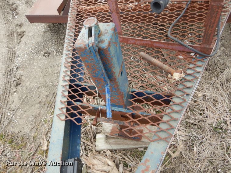 image for item DH6451 2002 Duo Lift 14000E sprayer trailer