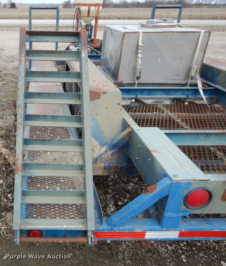 image for item DH6451 2002 Duo Lift 14000E sprayer trailer