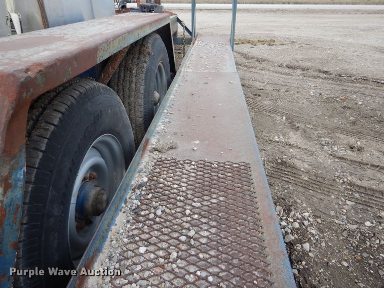 image for item DH6451 2002 Duo Lift 14000E sprayer trailer