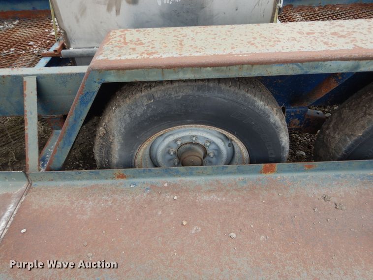 image for item DH6451 2002 Duo Lift 14000E sprayer trailer