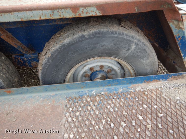 image for item DH6451 2002 Duo Lift 14000E sprayer trailer