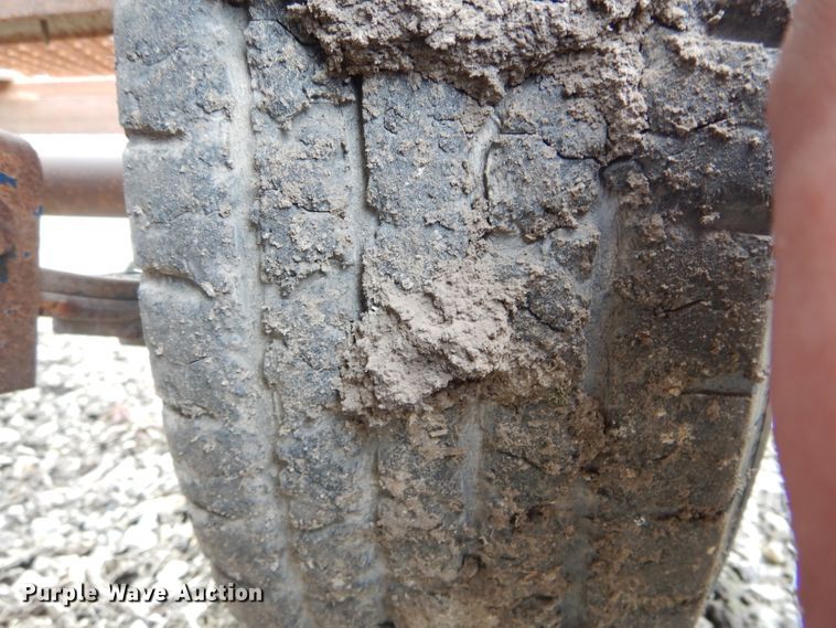 image for item DH6451 2002 Duo Lift 14000E sprayer trailer