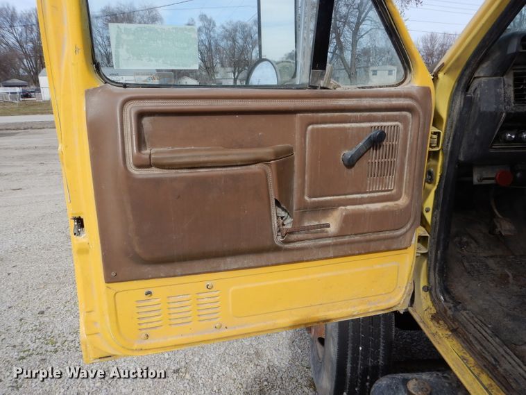 image for item DH6456 1987 Ford F700 grain truck