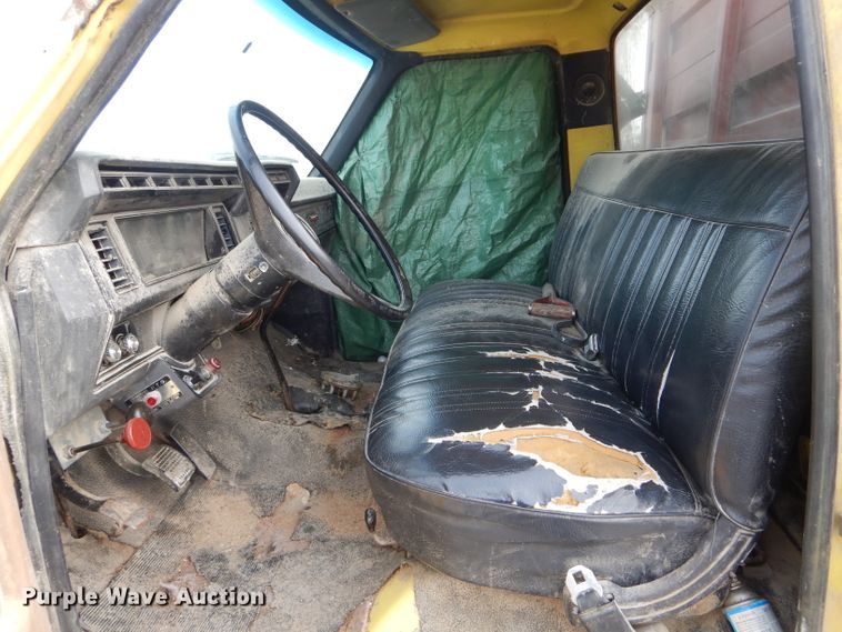 image for item DH6456 1987 Ford F700 grain truck