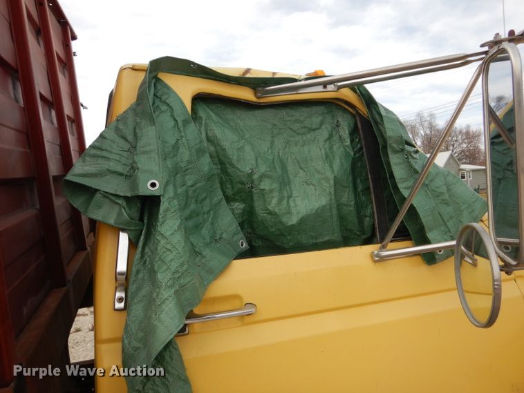 image for item DH6456 1987 Ford F700 grain truck