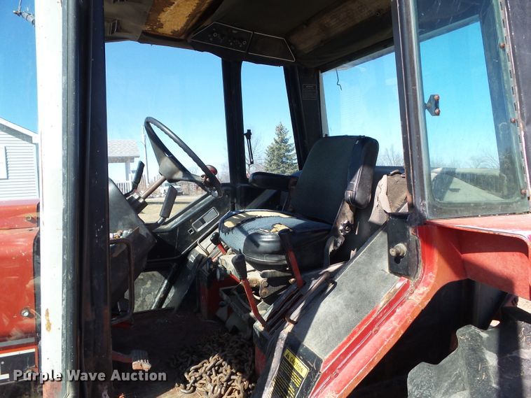 image for item EM9926 1976 International 1086 tractor