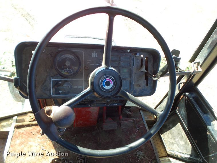 image for item EM9926 1976 International 1086 tractor