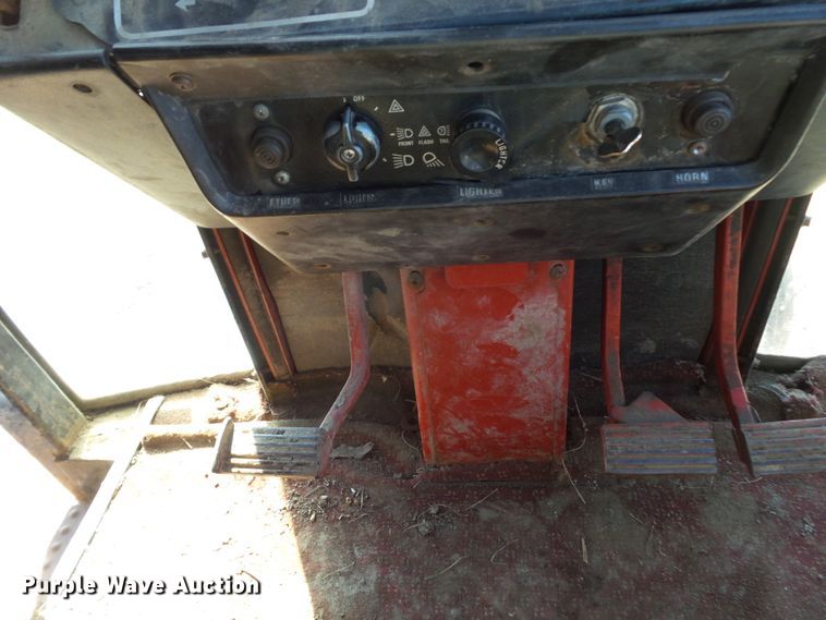 image for item EM9926 1976 International 1086 tractor