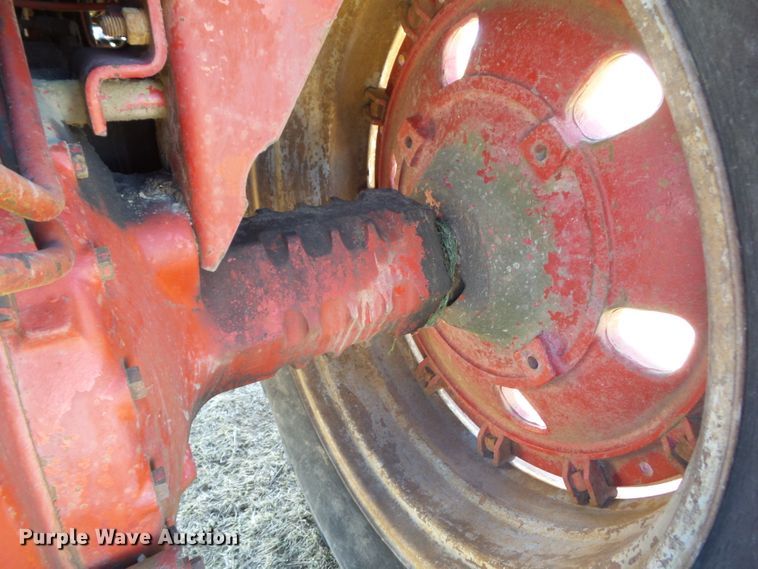 image for item EM9926 1976 International 1086 tractor