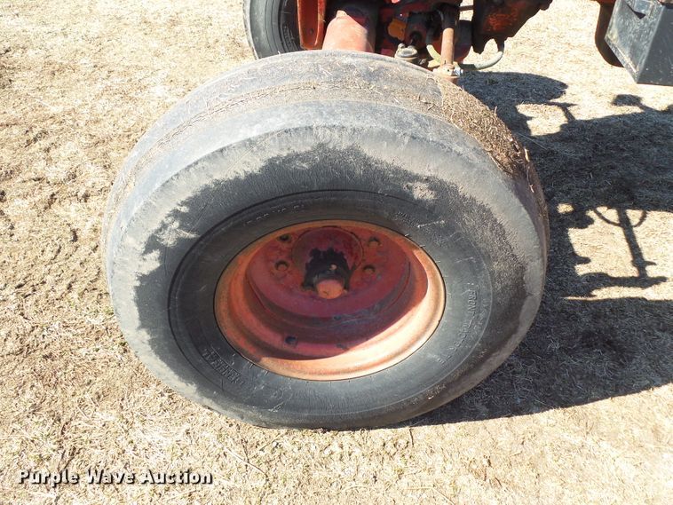 image for item EM9926 1976 International 1086 tractor