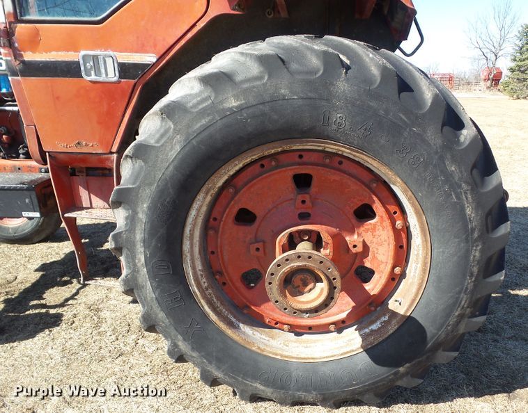 image for item EM9926 1976 International 1086 tractor