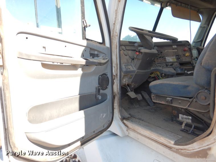 image for item GN9993 2000 Freightliner dump truck