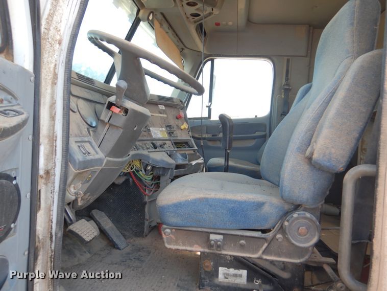 image for item GN9993 2000 Freightliner dump truck