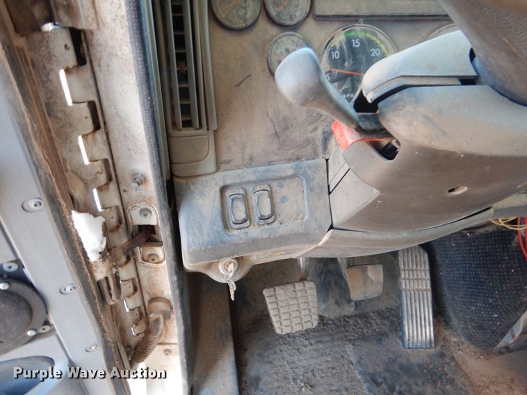 image for item GN9993 2000 Freightliner dump truck