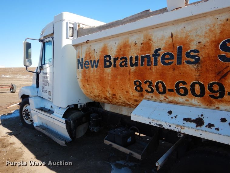 image for item GN9993 2000 Freightliner dump truck