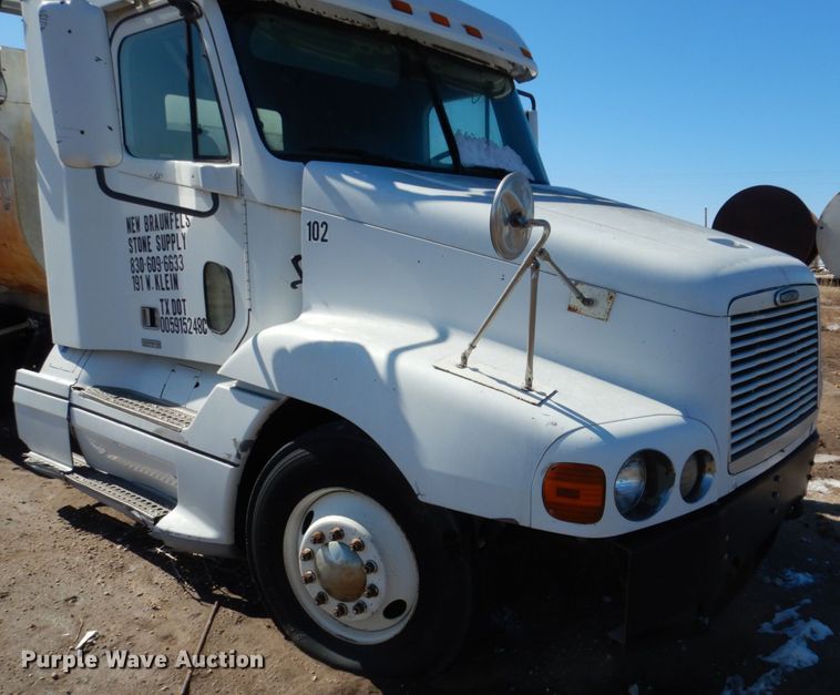 image for item GN9993 2000 Freightliner dump truck