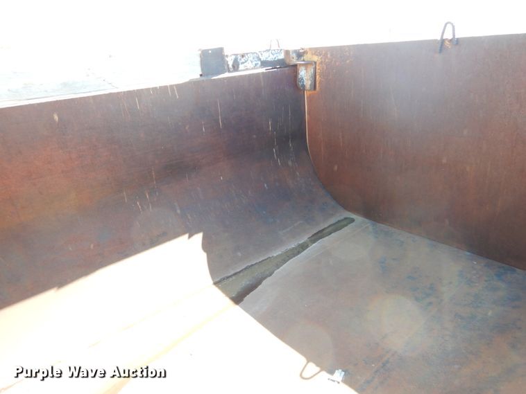 image for item GN9993 2000 Freightliner dump truck