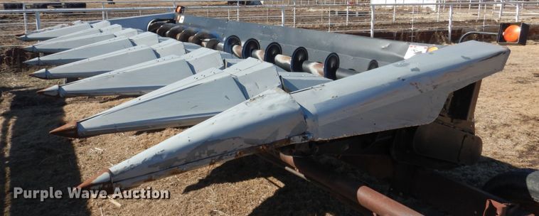 image for item GO9043 1995 AGCO 830 Hugger corn head