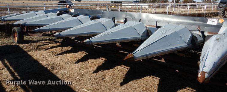 image for item GO9043 1995 AGCO 830 Hugger corn head