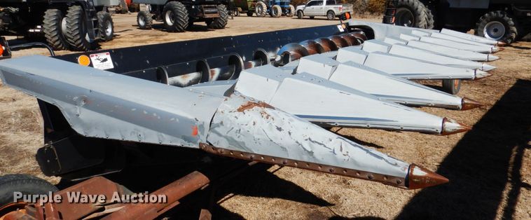 image for item GO9043 1995 AGCO 830 Hugger corn head