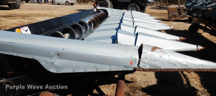 image for item GO9043 1995 AGCO 830 Hugger corn head