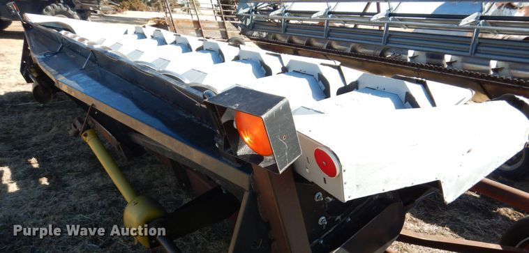 image for item GO9043 1995 AGCO 830 Hugger corn head