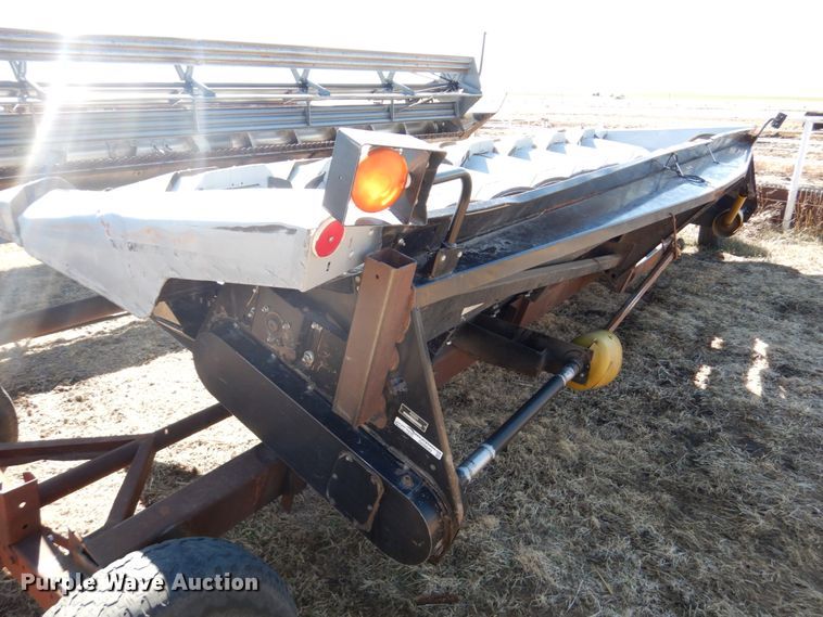 image for item GO9043 1995 AGCO 830 Hugger corn head