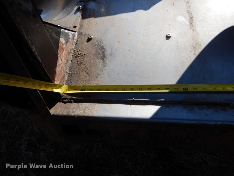 image for item GO9043 1995 AGCO 830 Hugger corn head