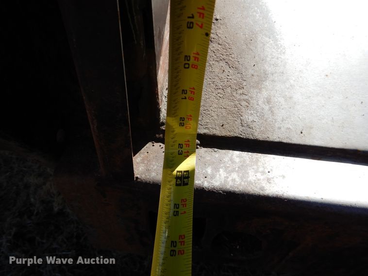 image for item GO9043 1995 AGCO 830 Hugger corn head