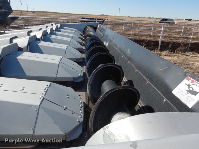 image for item GO9043 1995 AGCO 830 Hugger corn head