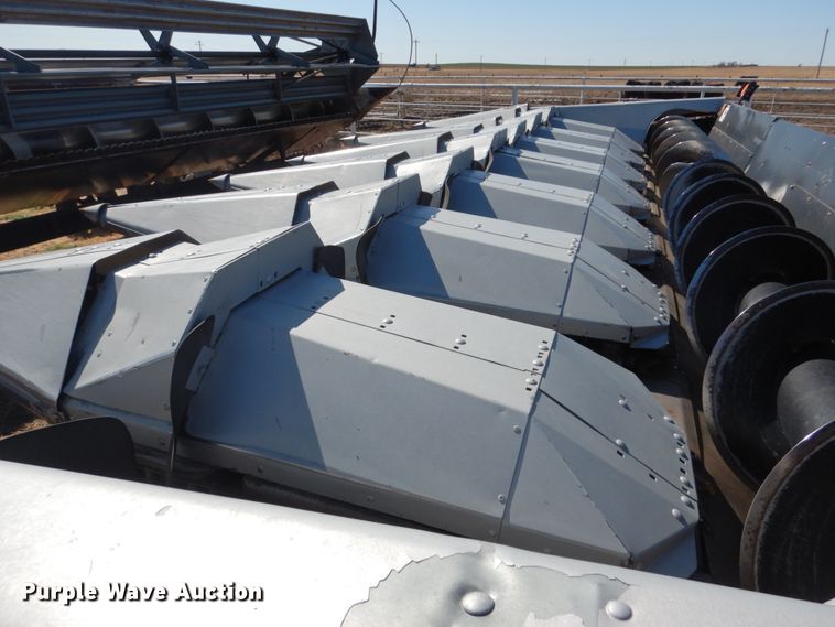 image for item GO9043 1995 AGCO 830 Hugger corn head