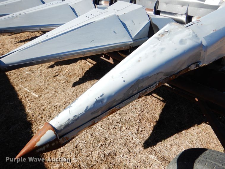 image for item GO9043 1995 AGCO 830 Hugger corn head