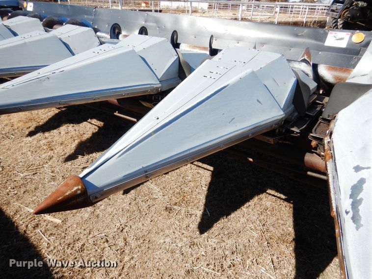 image for item GO9043 1995 AGCO 830 Hugger corn head