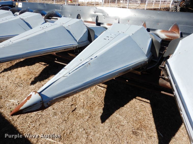 image for item GO9043 1995 AGCO 830 Hugger corn head