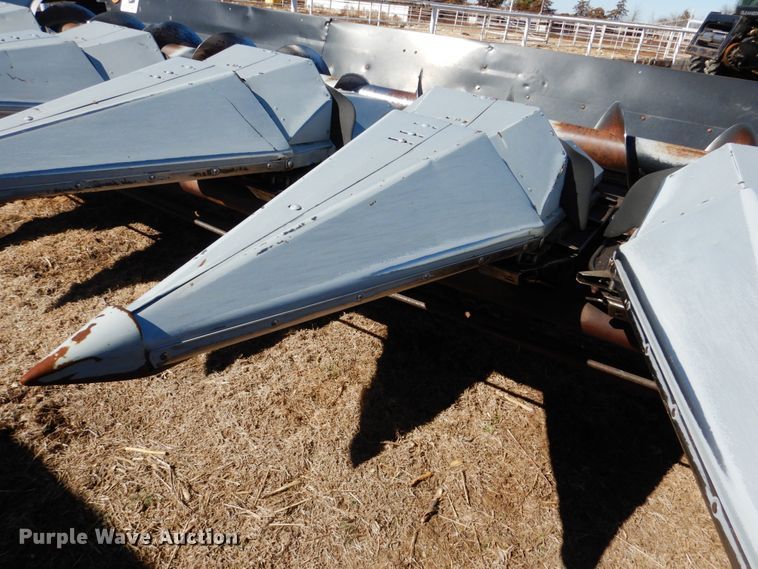 image for item GO9043 1995 AGCO 830 Hugger corn head