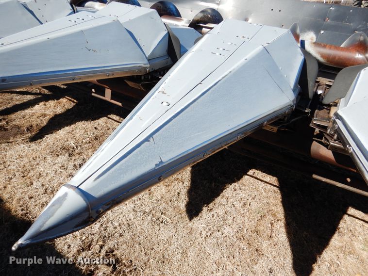 image for item GO9043 1995 AGCO 830 Hugger corn head