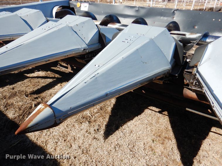 image for item GO9043 1995 AGCO 830 Hugger corn head