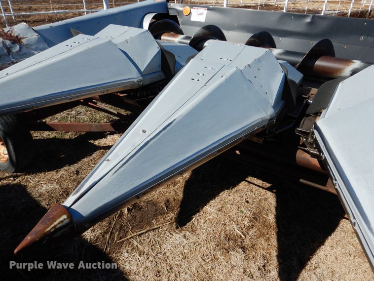 image for item GO9043 1995 AGCO 830 Hugger corn head