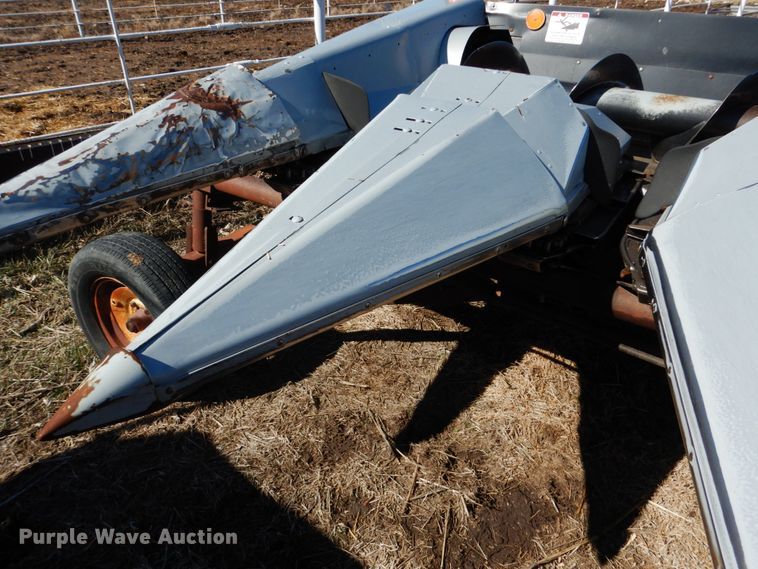 image for item GO9043 1995 AGCO 830 Hugger corn head