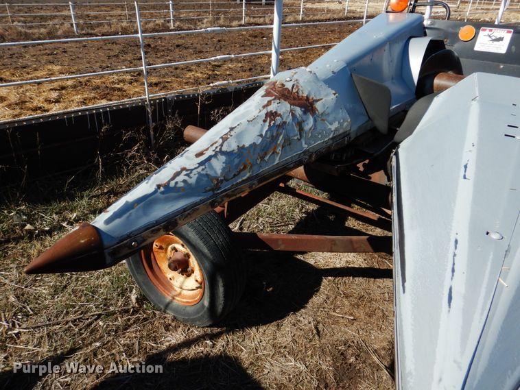 image for item GO9043 1995 AGCO 830 Hugger corn head