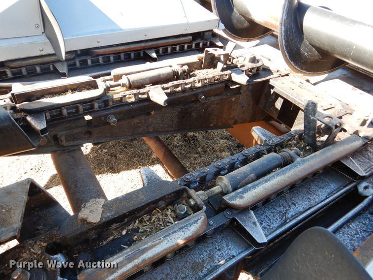 image for item GO9043 1995 AGCO 830 Hugger corn head