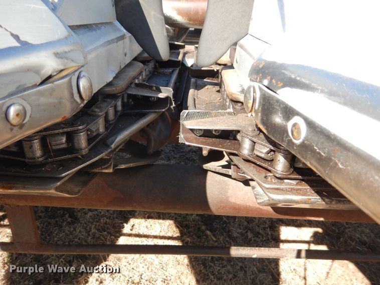 image for item GO9043 1995 AGCO 830 Hugger corn head