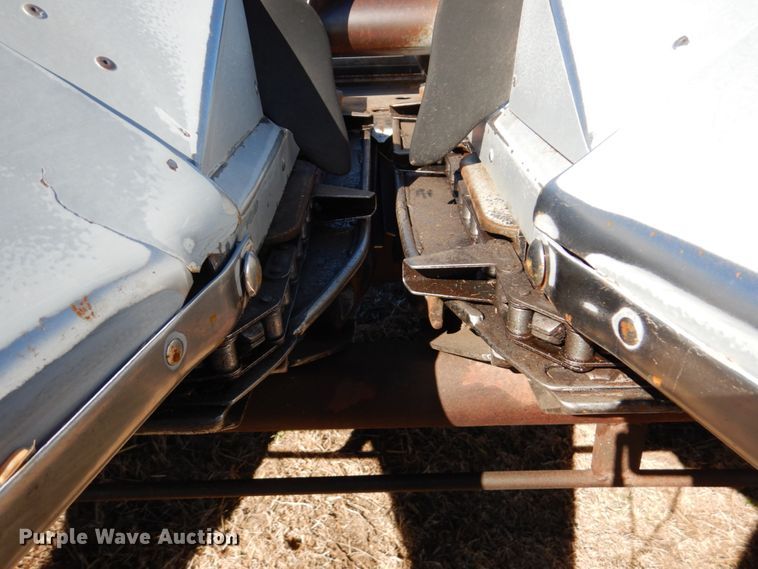 image for item GO9043 1995 AGCO 830 Hugger corn head