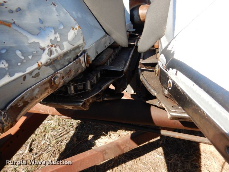 image for item GO9043 1995 AGCO 830 Hugger corn head