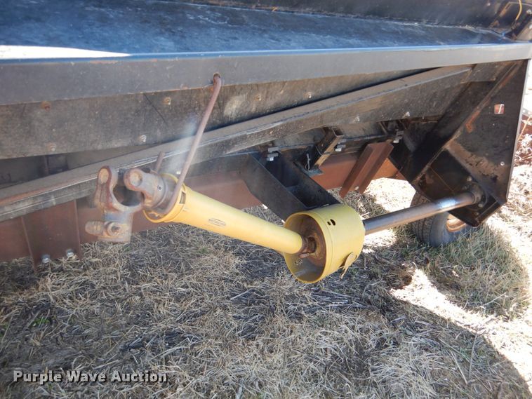 image for item GO9043 1995 AGCO 830 Hugger corn head