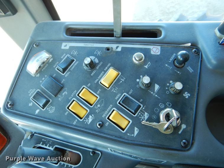 image for item GO9046 1994 Gleaner R72 combine