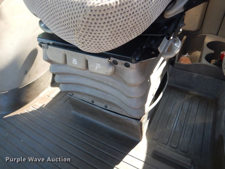 image for item GW9561 2013 John Deere 8310R MFWD tractor