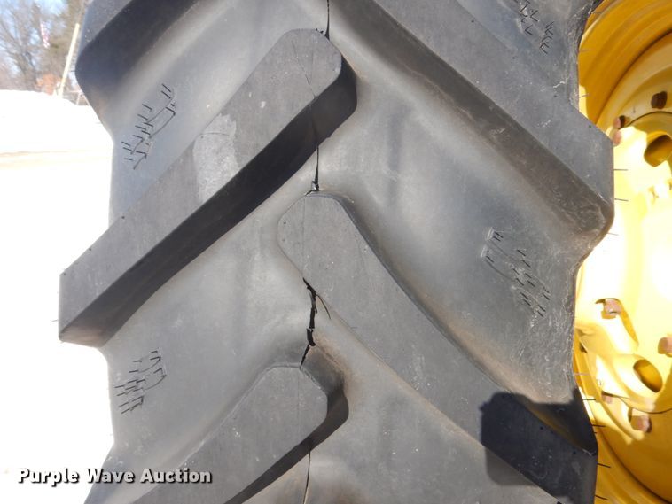 image for item GW9561 2013 John Deere 8310R MFWD tractor